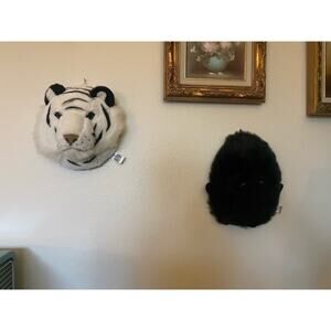 The Beverly Hills Teddy Bear Co White Tiger and Gorilla Plus Wall Decor